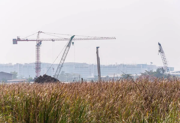 Grúa alta y máquina de perforación están trabajando en la construcción sit — Foto de Stock