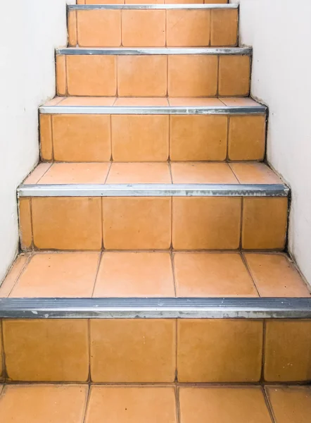 Yangın merdiveninin tepesindeki turuncu fayans.. — Stok fotoğraf
