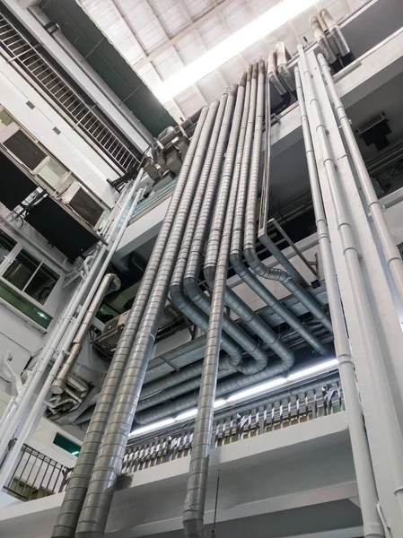 Le tuyau métallique complexe du système de ventilation . — Photo