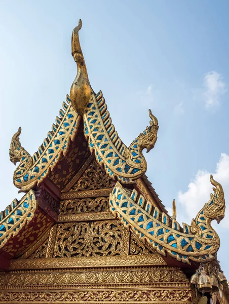 Carved floral pattern in the traditional Thai style on the gable — Stock Photo, Image