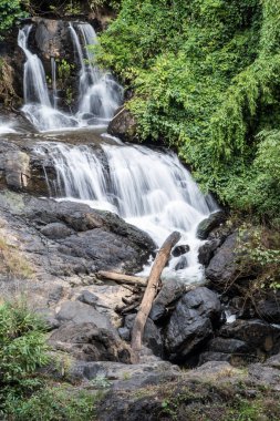 Granit kayalıklardan küçük bir şelale..