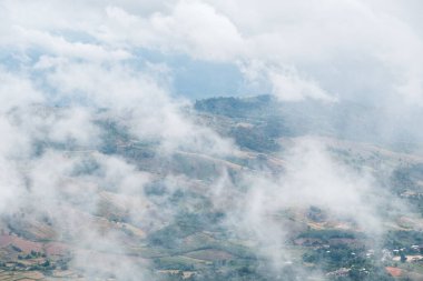 Sabahın erken saatlerinde bulutların kapladığı tarlalar.