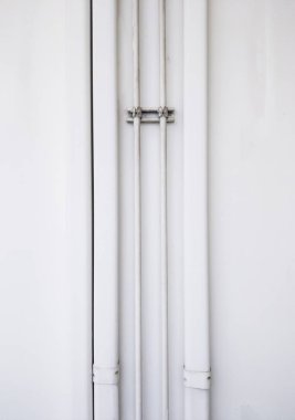 Plastik kapaktaki elektrik hattının kompleksi.