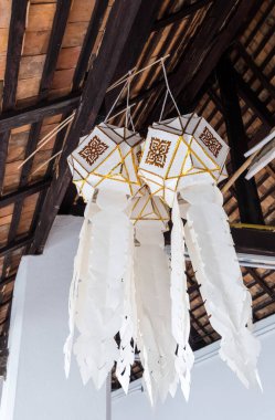 Geleneksel Tayland usulü el işi kağıt fener Tayland kilisesinin tavanında asılı..