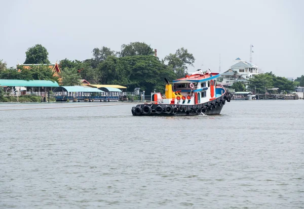 Bangkok Tayland Büyük Nehrindeki Büyük Kargo Teknesini Bir Römorkör Çekiyor — Stok fotoğraf
