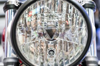 Modern motosikletin yeni bisiklet farının yakını..