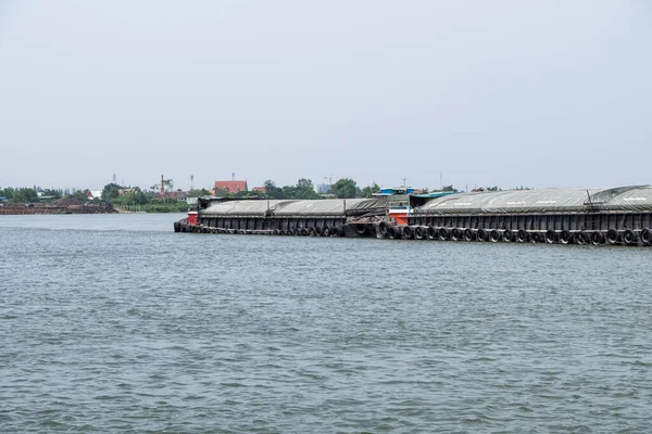 Büyük Kargo Teknesi Büyük Nehirdeki Kumu Bangkok Tayland Şantiyesine Taşımak — Stok fotoğraf