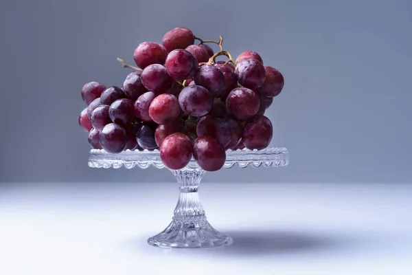 Uvas con contraste oscuro — Foto de Stock