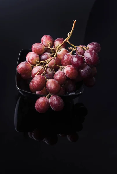 Grapes with dark contrast — Stock Photo, Image