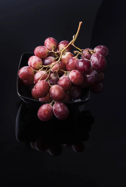 Uvas con contraste oscuro — Foto de Stock