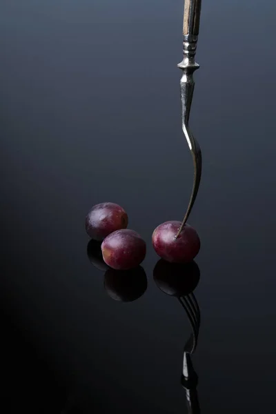 Grapes with dark contrast — Stock Photo, Image