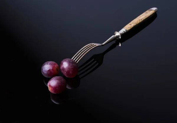 Grapes with dark contrast — Stock Photo, Image
