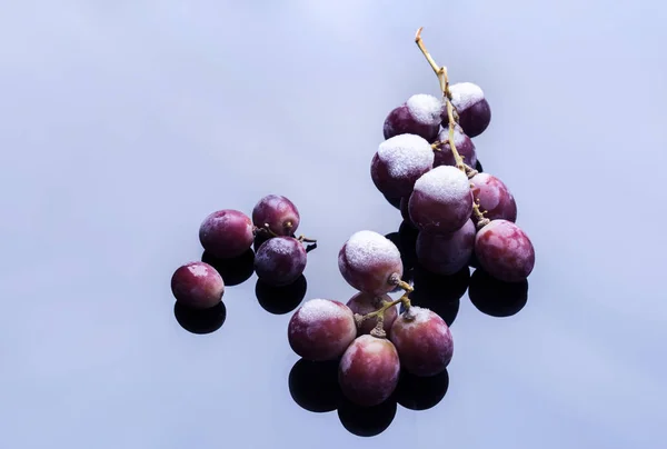 Uvas con contraste oscuro — Foto de Stock