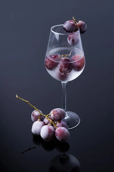 Uvas con contraste oscuro —  Fotos de Stock