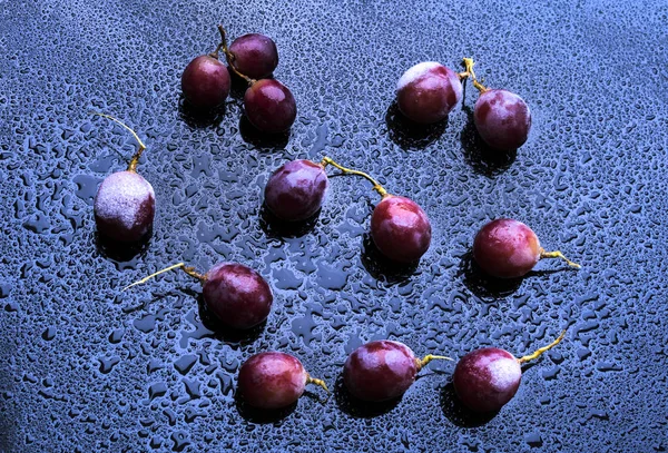 Grapes with dark contrast — Stock Photo, Image