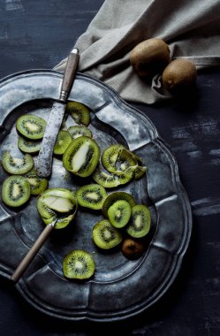 Kivi dokulu koyu arka planda