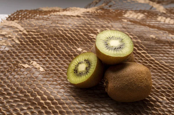 Kiwis y fondo texturizado de papel — Foto de Stock