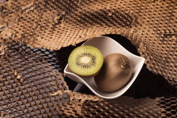 Kiwis y fondo texturizado de papel — Foto de Stock