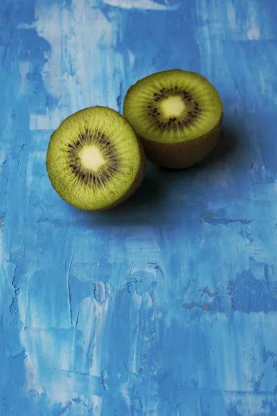 Kiwis en fondo azul texturizado — Foto de Stock