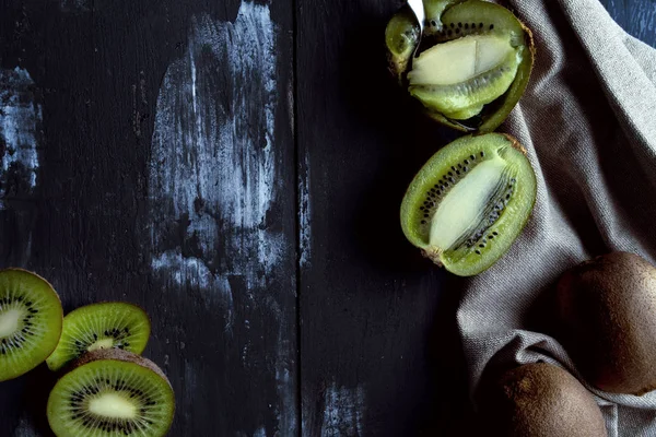 Kiwis en fondo oscuro texturizado — Foto de Stock