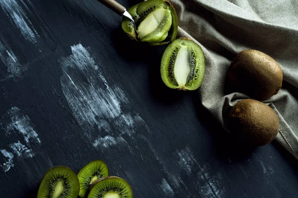 Kiwis en fondo oscuro texturizado — Foto de Stock