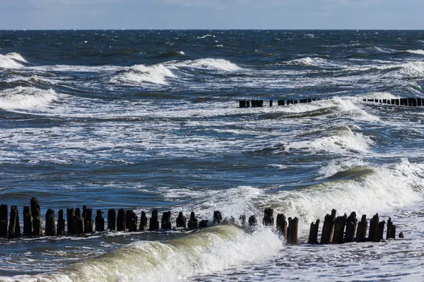 Viharos tenger, a hullámok és a móló — Stock Fotó