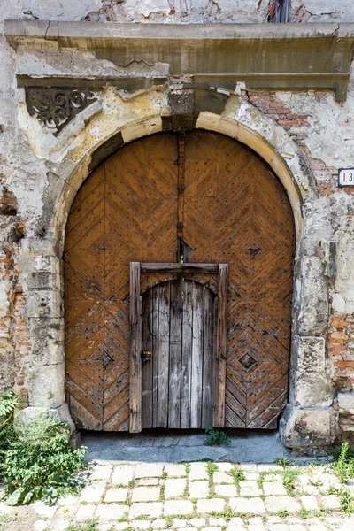Ancienne porte avec les portes — Photo