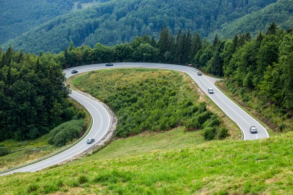 The road bends in the mountains — Stock Photo, Image