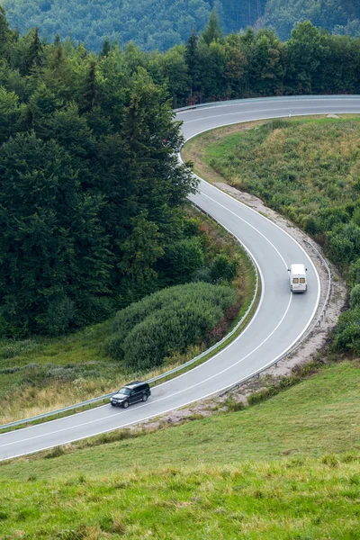 The road bends in the mountains — Stock Photo, Image