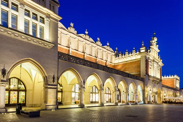 Cracóvia - Polónia. Mercado antigo com Cloth-Hall e Igreja Mariacki — Fotografia de Stock