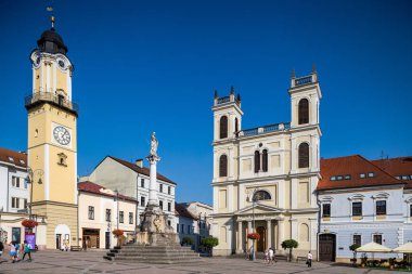 Banska Bystrica, Slovakya - Ağustos 07, 2015: eski ana Meydanı, saat kulesi ve St Francis Xavier Katedrali Banska Bystrica, Slovakya 