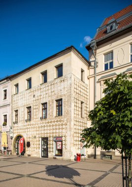 Banska Bystrica, Slovakya - Ağustos 07, 2015: Museum Of Slovak Ulusal Ayaklanması Modern binanın. Kurbanın uyarı genç heykeltıraş Jozef Jankovic Slovak Ulusal Ayaklanması, Banska Bystrica, Slovakya Müzesindeki tarafından