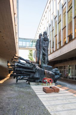 Banska Bystrica, Slovakya - Ağustos 07, 2015: Museum Of Slovak Ulusal Ayaklanması Modern binanın. Genç heykeltıraş Jozef Jankovic Slovak Ulusal Ayaklanması Müzesi tarafından kurban uyarısı
