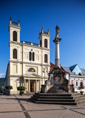 Banska Bystrica, Slovakya - Ağustos 07, 2015: Museum Of Slovak Ulusal Ayaklanması Modern binanın. Kurbanın uyarı genç heykeltıraş Jozef Jankovic Slovak Ulusal Ayaklanması, Banska Bystrica, Slovakya Müzesindeki tarafından