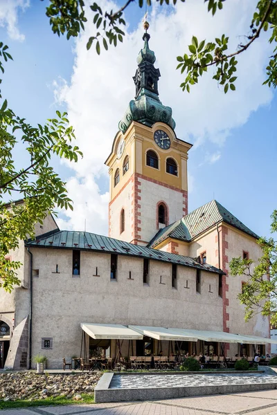 Banska Bystrica Słowacja Sierpień 2015 Stary Zamek Wieżą Zegarową Słoneczny — Zdjęcie stockowe