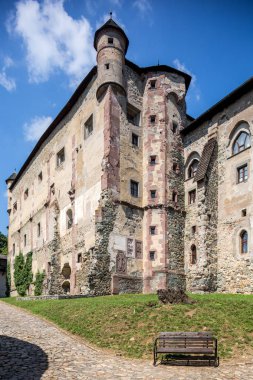Banska Stiavnica, Slovakya - Ağustos 06, 2015: Ana bina eski kalenin Banska Stiavnica, Slovakya.