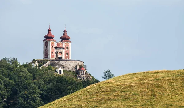 バンスカー シュティアヴニツァ スロバキア 2015 Stiavnicas の虐殺はヨーロッパで最も美しいバロック様式の Calvaries の一つです Scharfenberg シャープ — ストック写真
