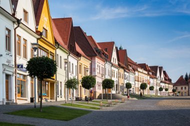 Bardejov, Slovakya - 09 Ağustos 2015: Eski ana kare binalar. Çoğunlukla Rönesans, başlangıçta Gotik. Bardejov, Slovakya