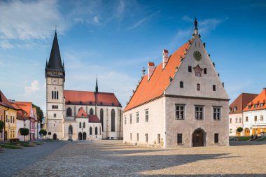 Bardejov, Slovakya - 09 Ağustos 2015: Basilica of St Xv yüzyılda geç Gotik tarzda inşa Joseph - Bardejov en değerli anıt -. Eski Belediye Binası (1505-1511) - Bardejov, Slovakya