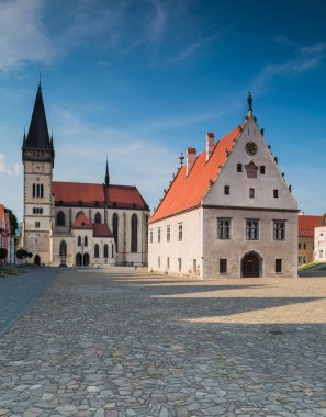Bardejov, Slovakya - 09 Ağustos 2015: Eski ana kare binalar. Çoğunlukla Rönesans, başlangıçta Gotik. Bardejov, Slovakya
