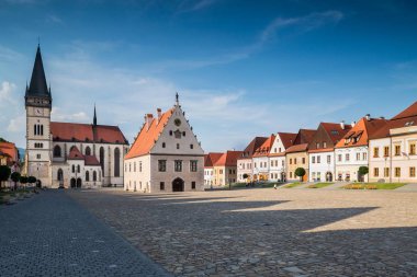 Bardejov, Slovakya - 09 Ağustos 2015: Basilica of St (1505-1511) Xv geç Gotik tarzı ve Olt Belediye yüzyılda inşa edilen Joseph - Bardejov en değerli anıt -. Bardejov, Slovakya