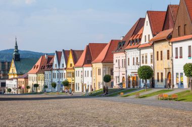 Bardejov, Slovakya - 09 Ağustos 2015: Eski ana kare binalar. Çoğunlukla Rönesans, başlangıçta Gotik. Bardejov, Slovakya