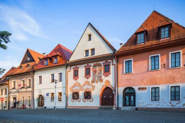 Bardejov, Slovakya - 09 Ağustos 2015: Eski ana kare binalar. Çoğunlukla Rönesans, başlangıçta Gotik. Bardejov, Slovakya