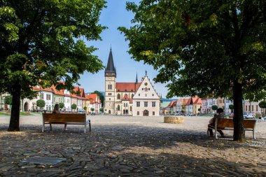 Bardejov, Slovakya - 09 Ağustos 2015: Eski ana kare binalar. Çoğunlukla Rönesans, başlangıçta Gotik. St Joseph's Bazilikası'nın ve eski Belediye Binası. Bardejov, Slovakya