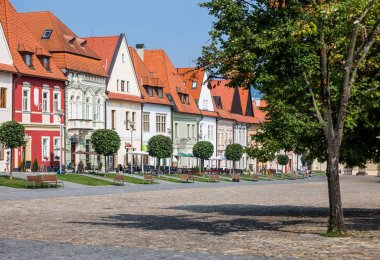 Bardejov, Slovakya - 09 Ağustos 2015: Eski ana kare binalar. Çoğunlukla Rönesans, başlangıçta Gotik. Bardejov, Slovakya
