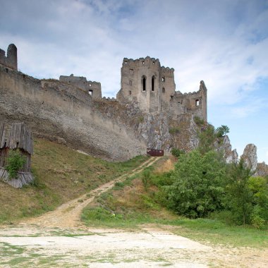 Beckov Beckov - Slovakya kalede. Beckov Castle yakınındaki bir Yahudi Mezarlığı