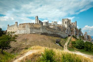 Beckov Beckov - Slovakya kalede. Beckov Castle yakınındaki bir Yahudi Mezarlığı