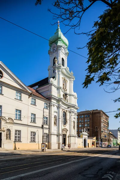 ブラチスラヴァ スロバキア 2015 聖エリザベス教会のファサード バロック様式の詳細については クロックと緑の屋根の塔します — ストック写真