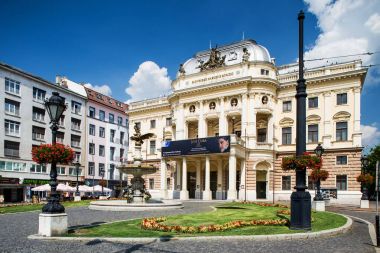 Bratislava, Slovakya. 04 Ağustos 2015. Slovak Ulusal Tiyatrosu eski bina. 1885-1886 yılında bir Neo-Rönesans stili olarak inşa edilmiş. 