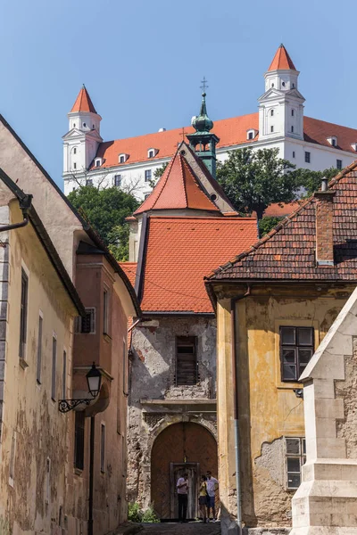 斯洛伐克布拉迪斯拉发 2015年8月04日 老城堡看法从老城市在布拉迪斯拉发 斯洛伐克 — 图库照片